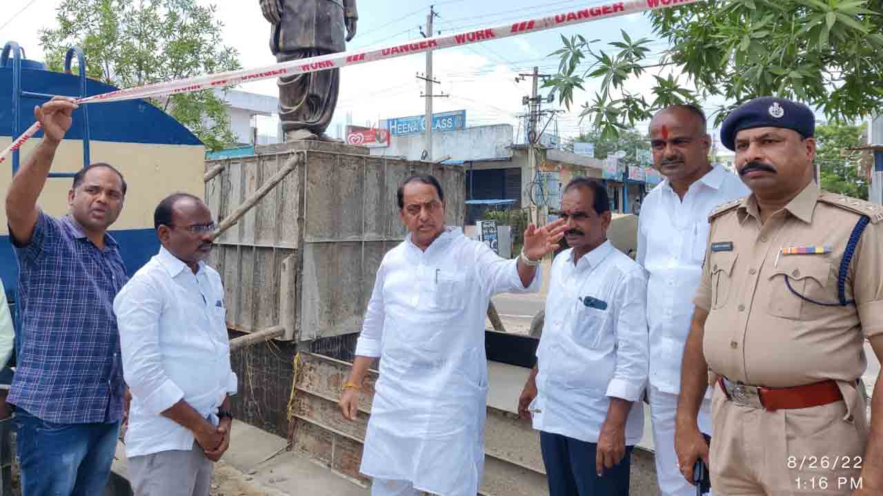 మాజీ ప్రధాని పీవీ విగ్రహ నిర్మాణ పనులను పరిశీలించిన మంత్రి ఇంద్రకర్రెడ్డి