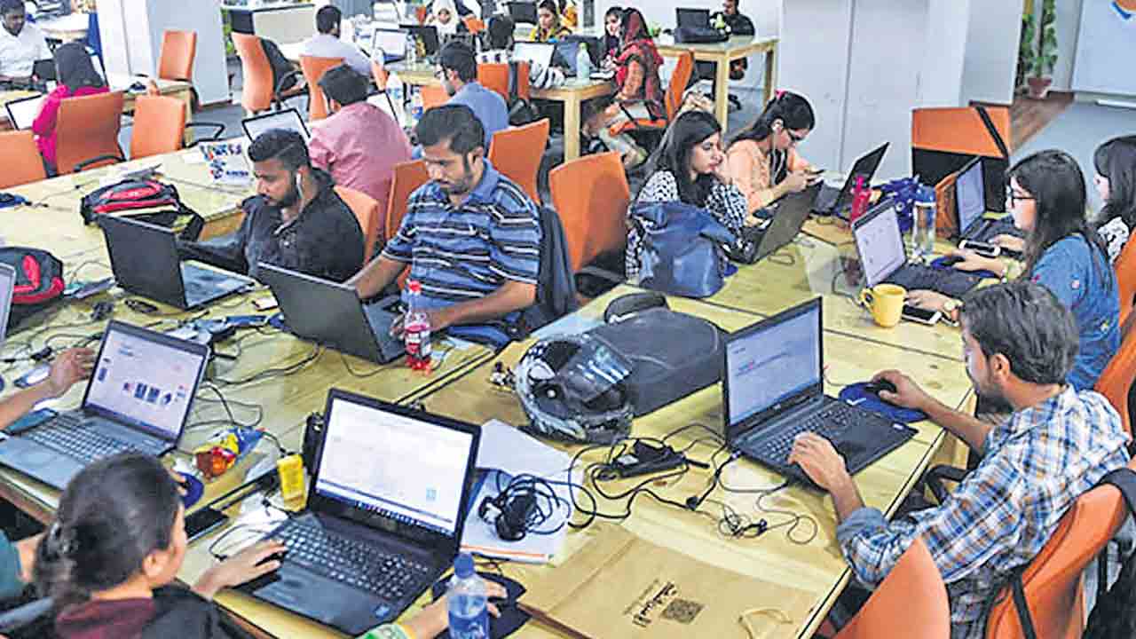 కళకళలాడుతున్న ఐటీ కారిడార్లు