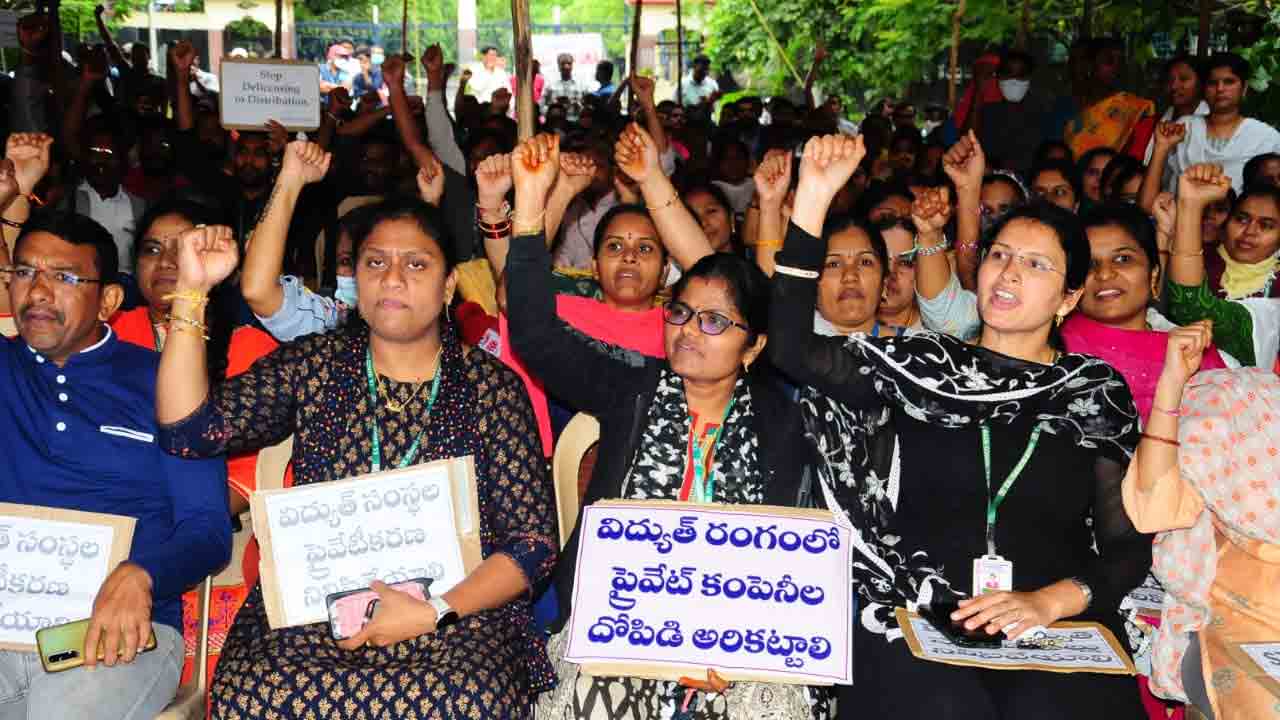 Telangana | సమ్మె సైరన్‌ మోగించిన విద్యుత్‌ ఉద్యోగులు..రాష్ట్ర వ్యాప్తంగా కొనసాగుతున్న ఆందోళనలు