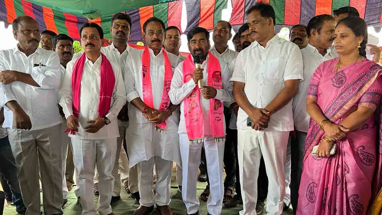 టీఆర్‌ఎస్‌లో చేరిన కాంగ్రెస్‌ నాయకులు, కార్యకర్తలు, ఆహ్వానించిన మంత్రి జగదీష్ రెడ్డి
