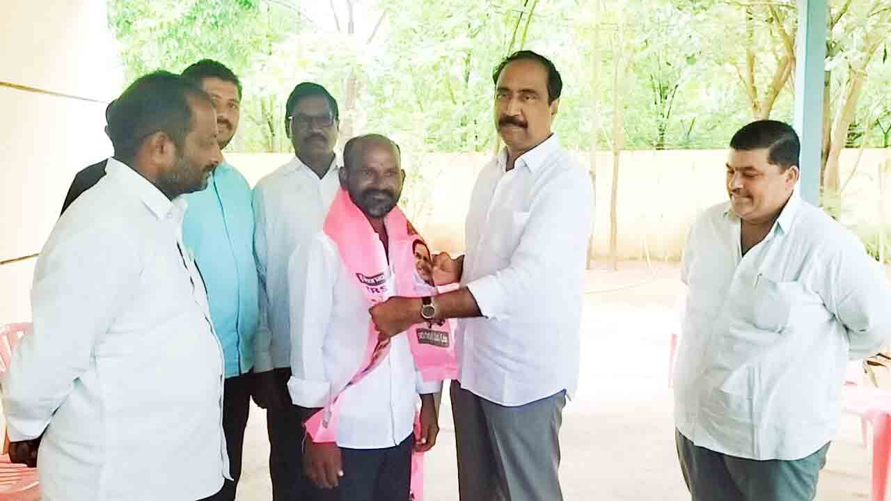 టీఆర్‌ఎస్‌లో చేరిన బీజేపీ మండల కార్యదర్శి స్వామి
