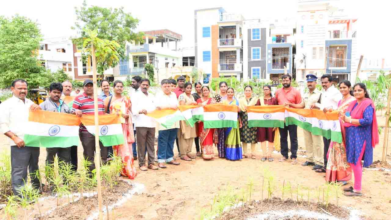 ప్రతి కుటుంబం రెండు మొక్కలను సంరక్షించాలి : కలెక్టర్‌ జితేష్‌