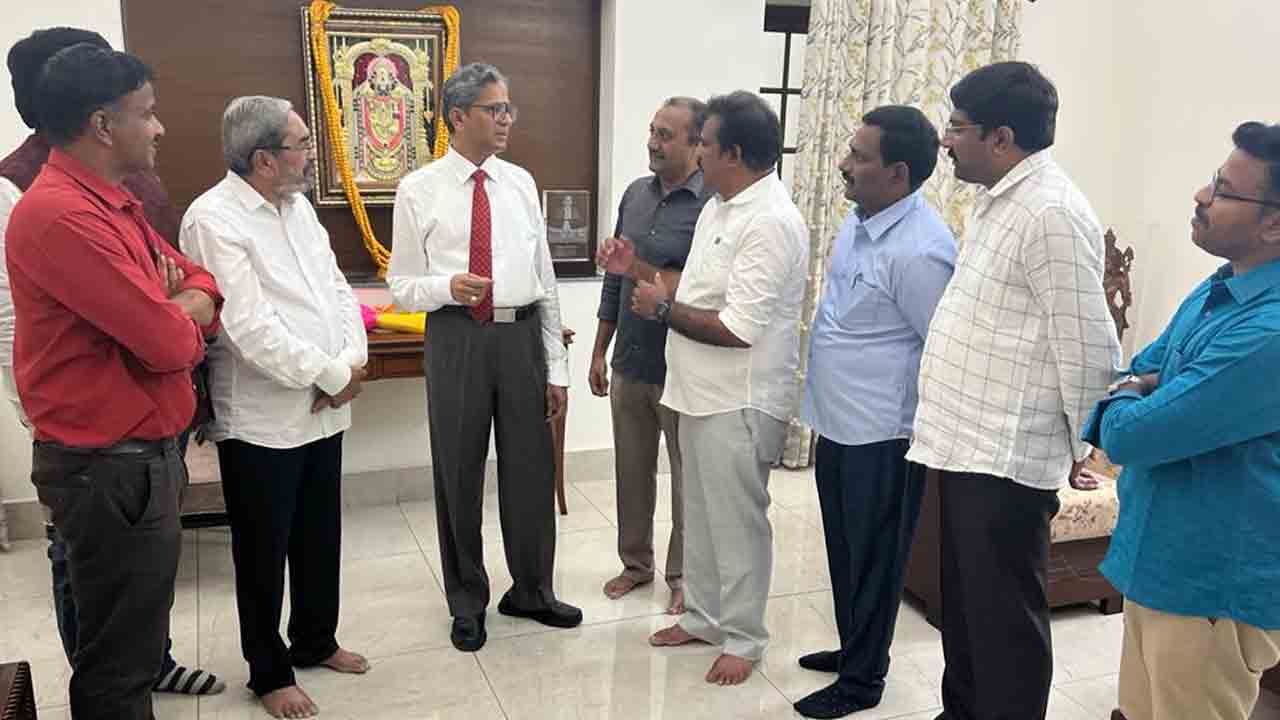 మాజీ చీఫ్‌ జస్టిస్ ఎన్వీ రమణ‌ను క‌లిసిన మీడియా అకాడ‌మీ చైర్మ‌న్‌ అల్లం నారాయ‌ణ‌