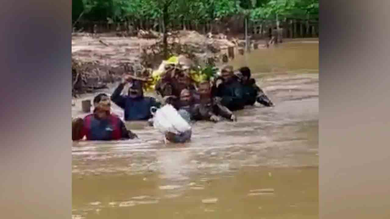 భుజాల లోతు నీటిలో శవయాత్ర