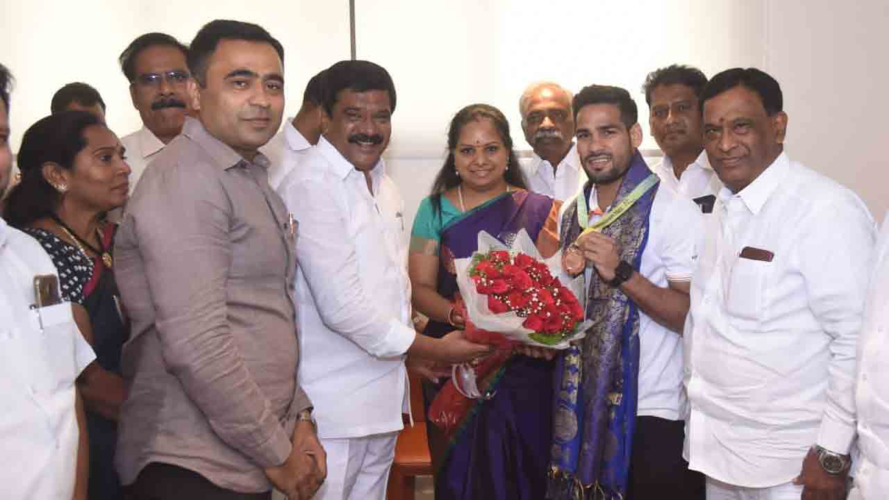 హుస్సాముద్దీన్‌ను సన్మానించిన మంత్రి వేముల, ఎమ్మెల్సీ కవిత