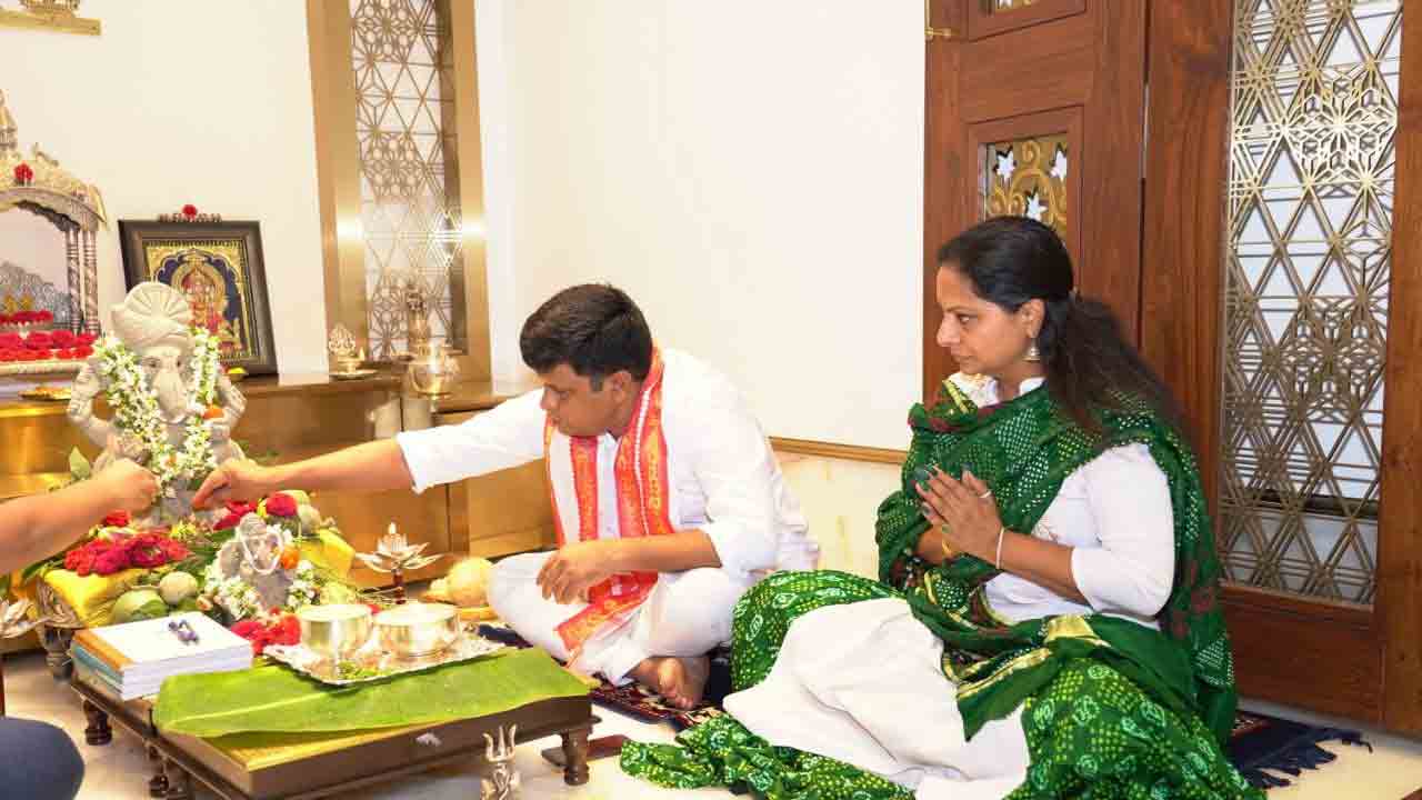 వినాయక చవిత పూజల్లో పాల్గొన్న ఎమ్మెల్సీ కవిత దంపతులు