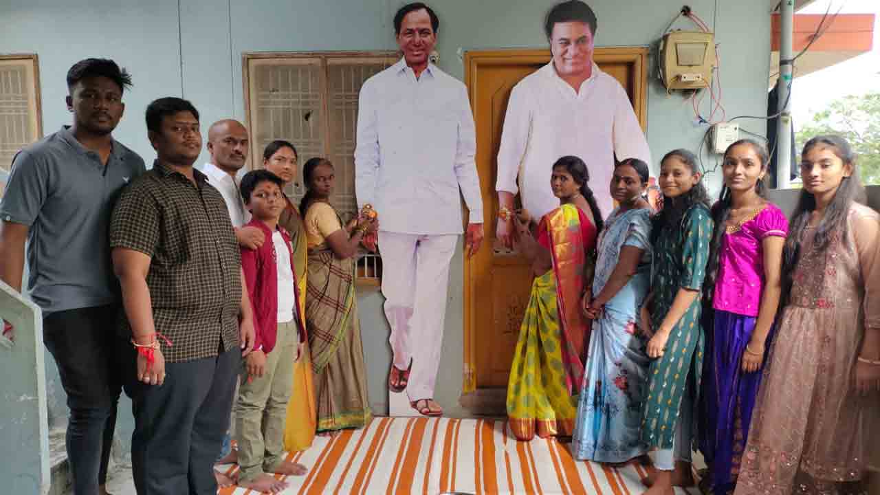 సీఎం కేసీఆర్ భారీ కటౌట్‌కు రాఖీలు కట్టి.. అభిమానం చాటుకున్న రాజ్‌కుమార్‌