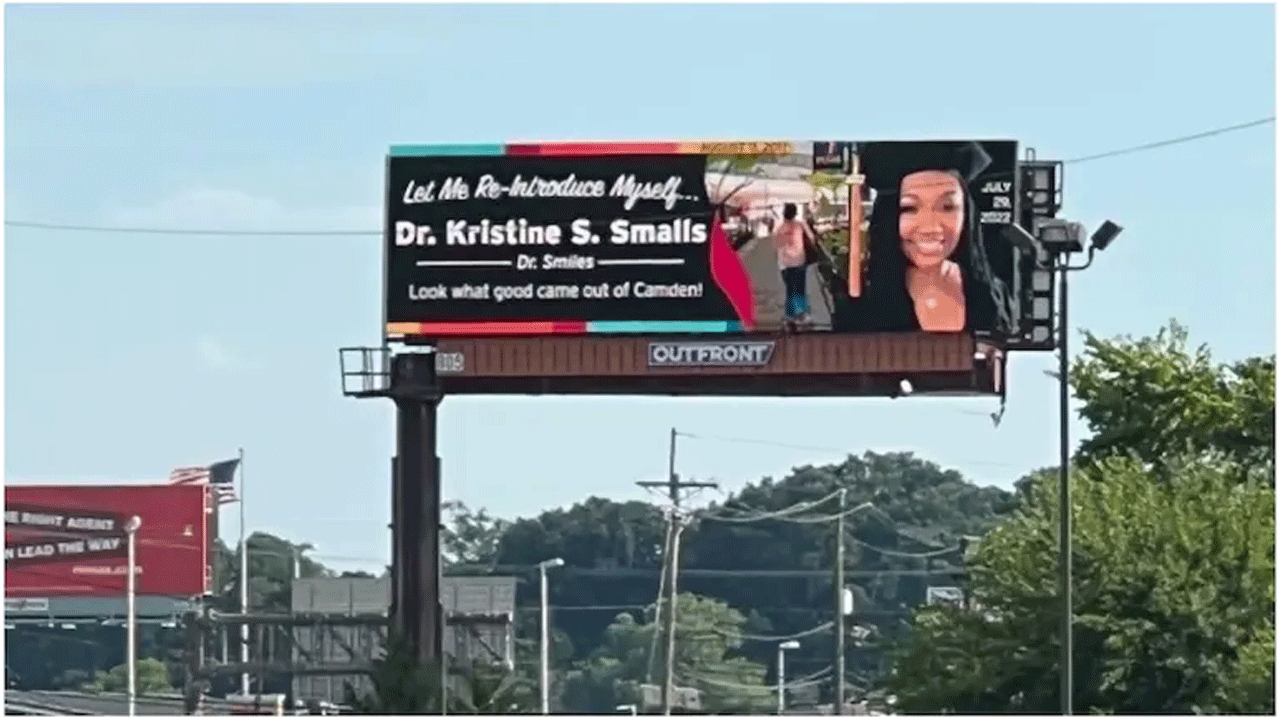 కూతురికి డాక్ట‌రేట్ : భారీ హోర్డింగ్‌తో సెల‌బ్రేట్ చేసిన మ‌హిళ‌