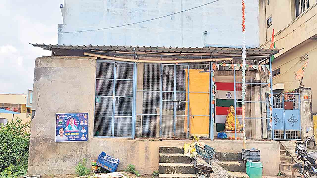 ఆ ఇంటి దైవం గాంధీ!