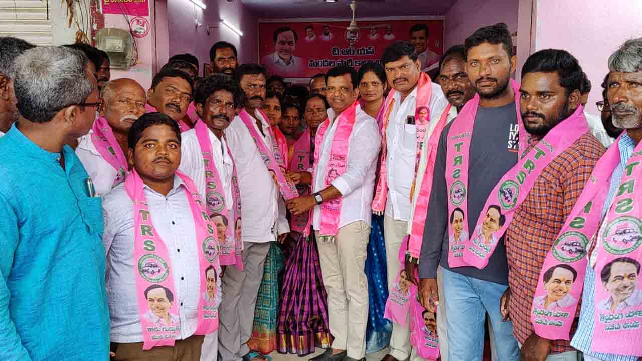 ఎమ్మెల్యే కిషోర్‌ కుమార్‌ సమక్షంలో.. టీఆర్‌ఎస్‌లో భారీగా చేరికలు