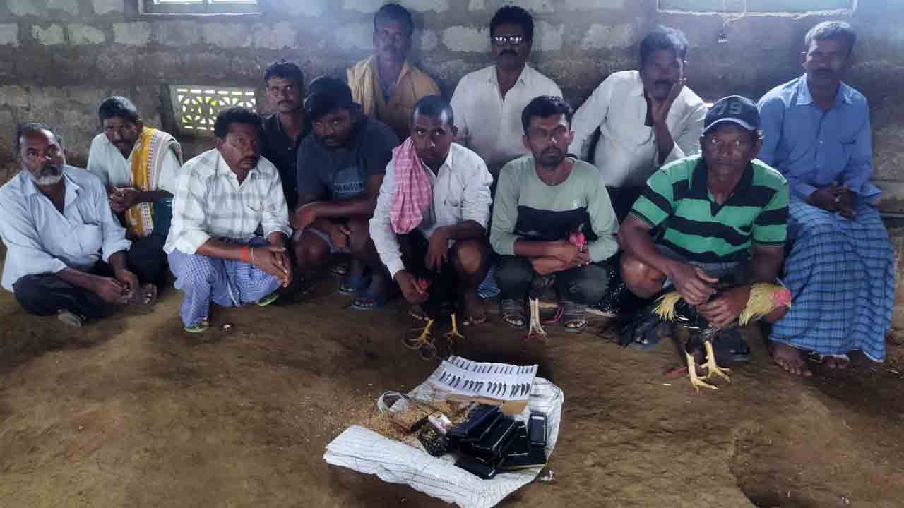 Crime news | కోడి పందేల స్థావరాలపై పోలీసుల దాడులు