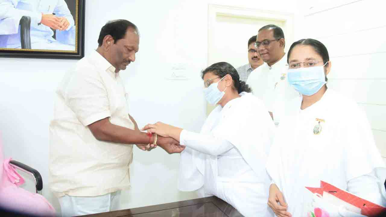 మంత్రి కొప్పులకు రాఖీలు క‌ట్టిన బ్రహ్మ కుమారీలు