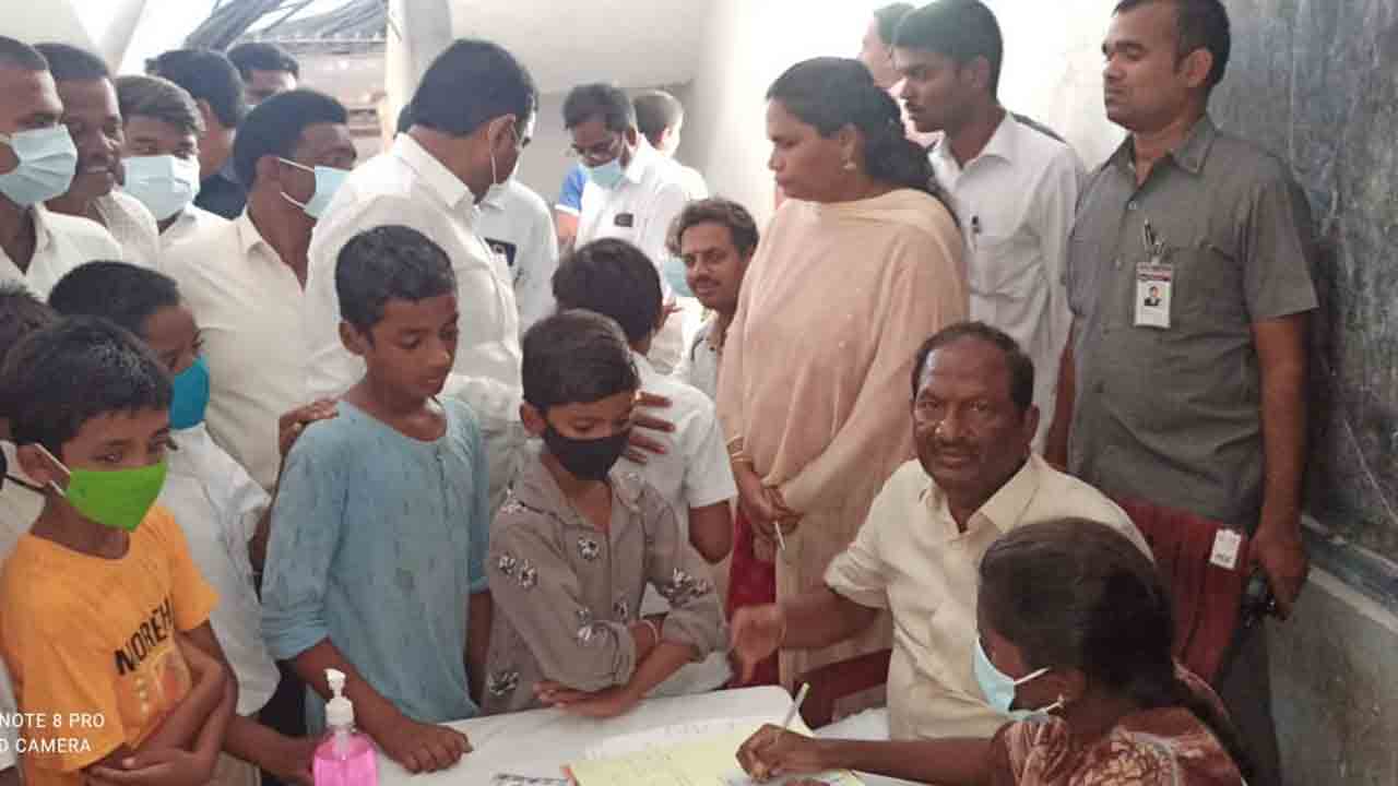 గురుకుల పాఠశాలను ఆకస్మికంగా తనిఖీ చేసిన మంత్రి కొప్పుల