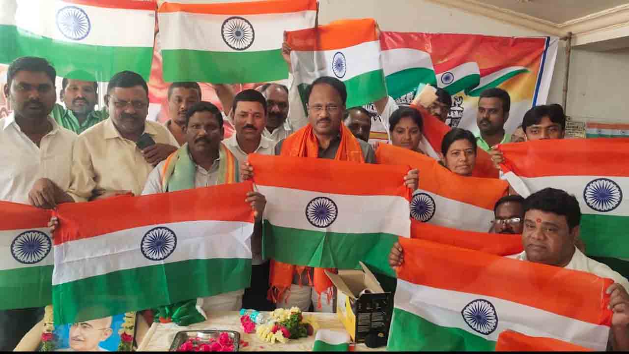 ఎమ్మెల్యే లక్ష్మారెడ్డి సమక్షంలో టీఆర్‌ఎస్‌లో చేరిన బీజేపీ, కాంగ్రెస్‌ నేతలు