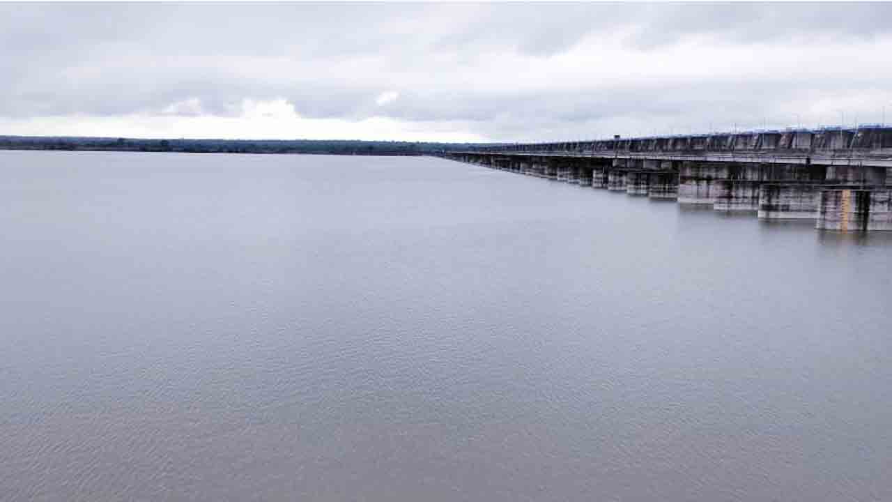 Laxmi Barrage | లక్ష్మీ బరాజ్‌కు కొనసాగుతున్న వరద