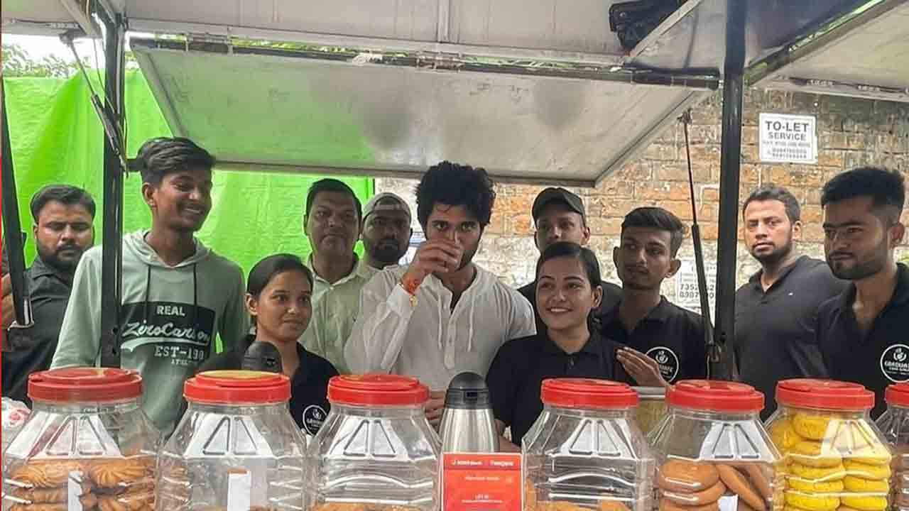 Liger Movie | జోరుగా ‘లైగ‌ర్’ ప్రమోష‌న్స్‌.. ఫేమస్ చాయ్ స్టాల్‌లో టీ తాగిన విజ‌య్ దేవ‌ర‌కొండ‌!