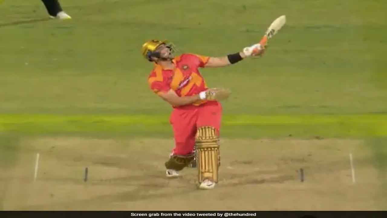 వంటి చేతితో భారీ సిక్స‌ర్ కొట్టిన లివింగ్‌స్టోన్‌.. వీడియో