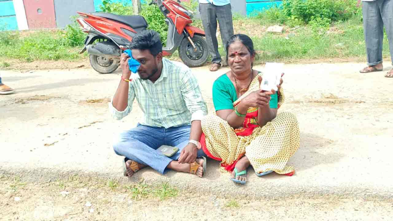 ప్రియురాలి కోసం బైఠాయించిన ప్రియుడు