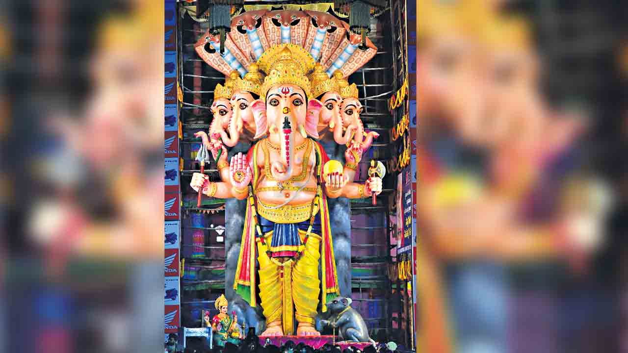 ఖైరతాబాద్‌లో 50 అడుగుల మట్టి విగ్రహం