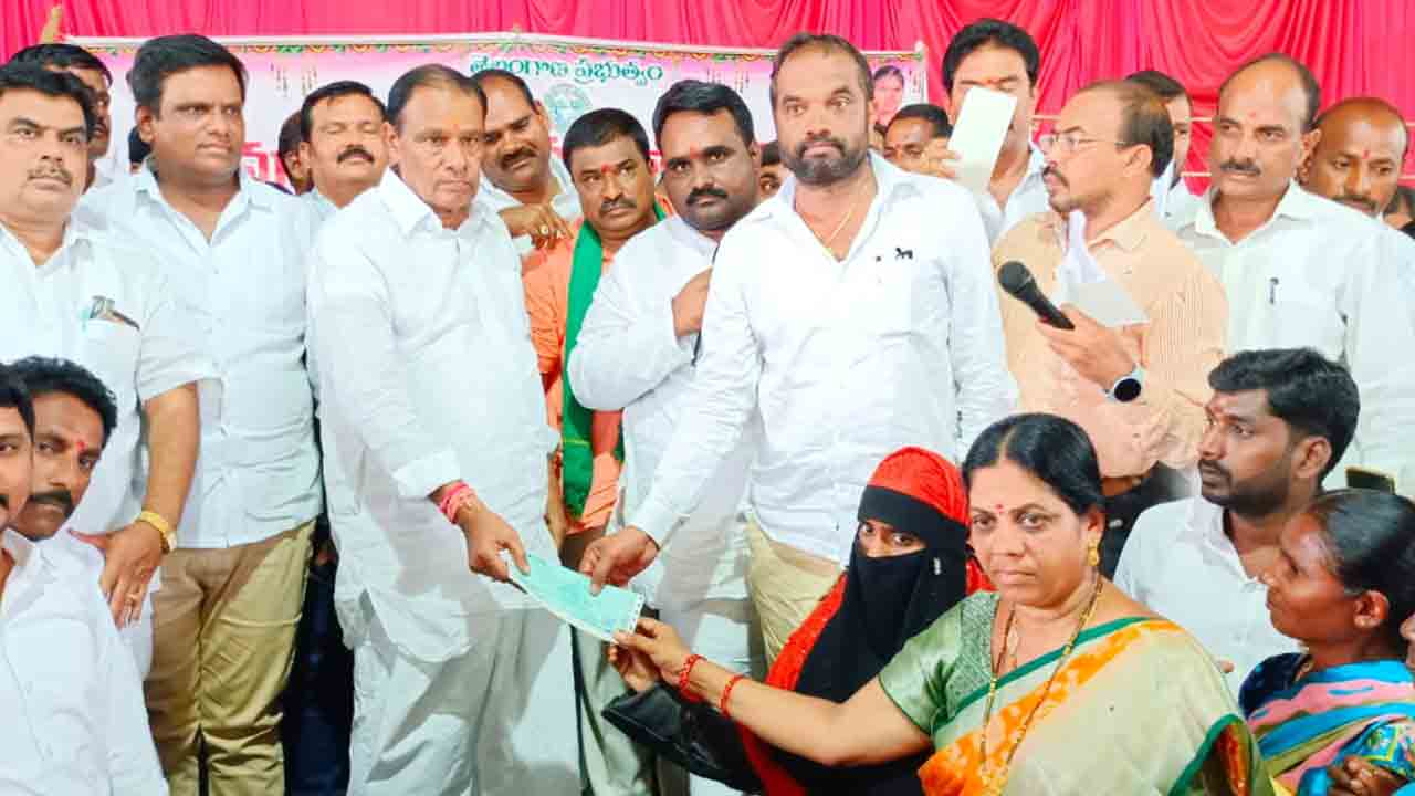 ‘ఆసరా’తో వృద్ధుల్లో ఆత్మస్థైర్యం పెరిగింది : ఎమ్మెల్యే  మదన్‌రెడ్డి