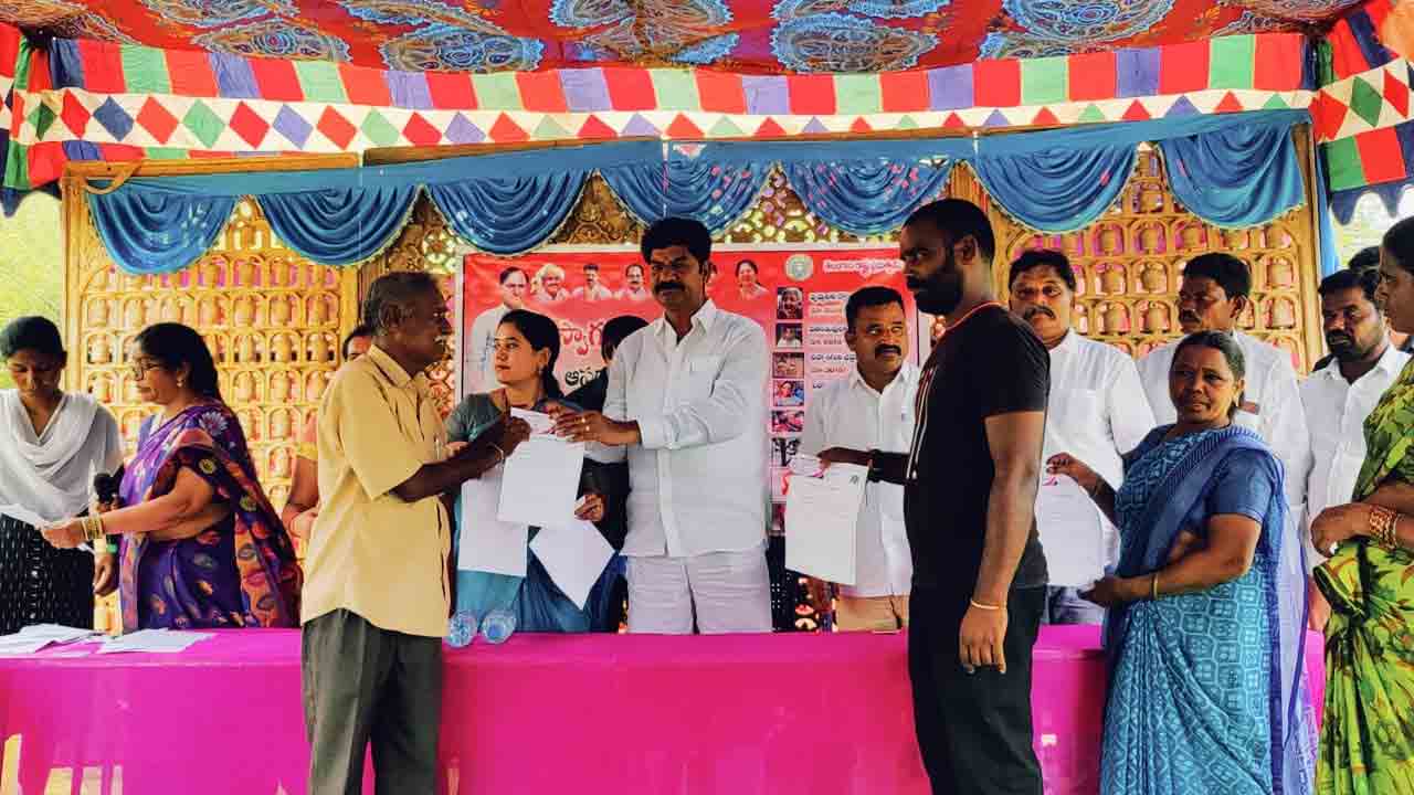 నూతన పెన్షన్ కార్డులను పంపిణీ చేసిన ఎమ్మెల్యే శంకర్ నాయక్