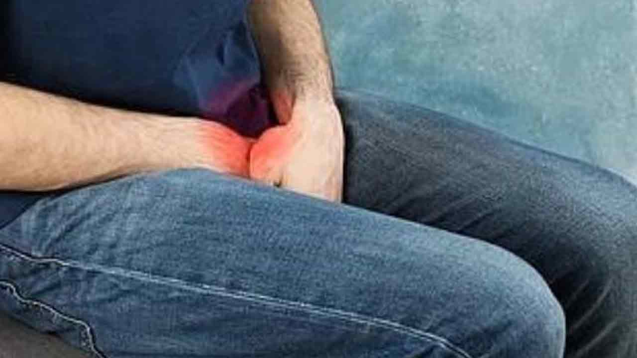 నిద్రలో వచ్చిన కల నిజమనుకుని.. కత్తితో అవి కోసేసుకున్నాడు