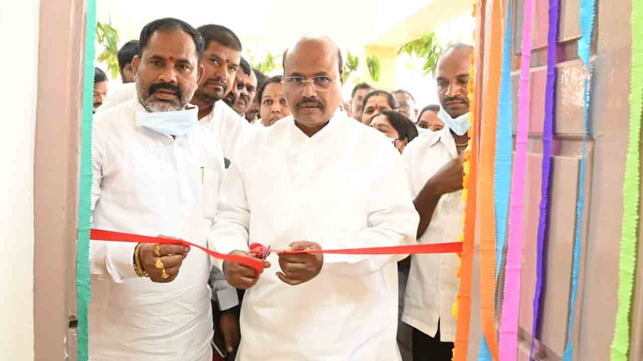 కమ్మగూడలో బస్తీ దవాఖానను ప్రారంభించిన ఎమ్మెల్యే మంచిరెడ్డి