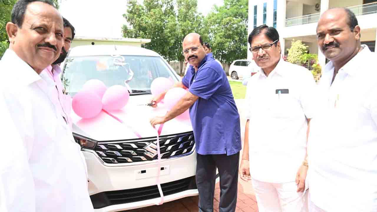 దళితబంధు కిట్‌ను అందజేసిన ఎమ్మెల్యే మంచిరెడ్డి