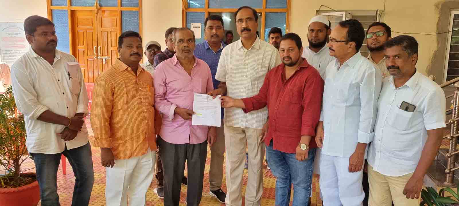 రూ. లక్ష ఎల్వోసీని అందజేసిన ఎమ్మెల్యే సంజయ్ కుమార్