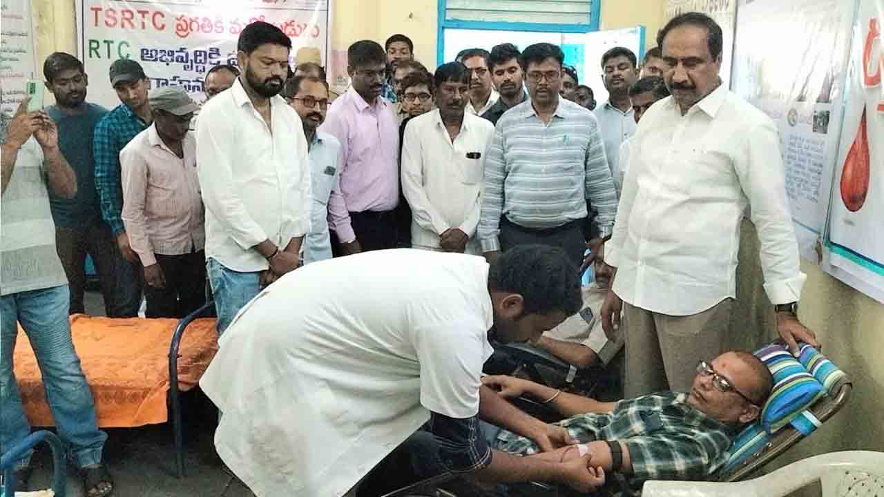 రక్తదాన శిబిరాన్ని ప్రారంభించిన ఎమ్మెల్యే డా. సంజయ్‌ కుమార్‌