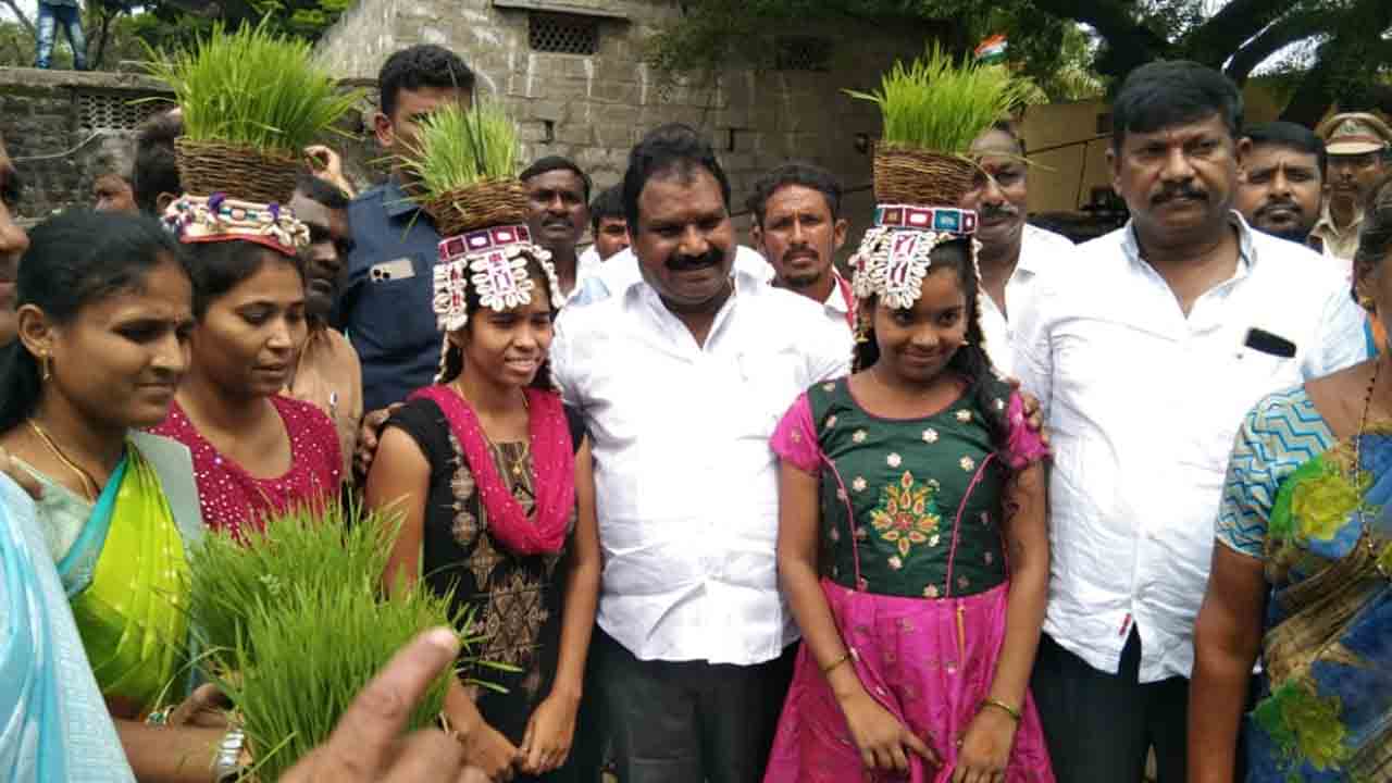 గిరిజన సంస్కృతి, సంప్రదాయాలకు ప్రతీక తీజ్‌ పండుగ : ఎమ్మెల్యే అరూరి