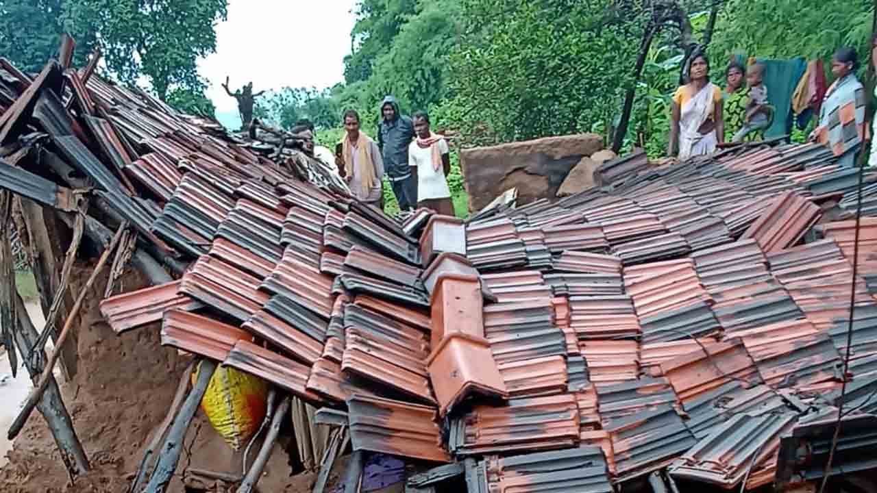 ములుగు జిల్లాలో విషాదం..వర్షాలకు ఇల్లు కూలి.. వృద్ధురాలు మృతి