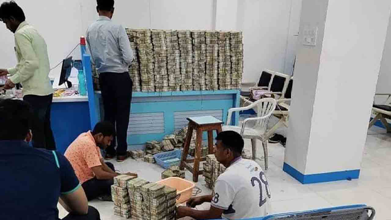 120 వాహ‌నాలు.. 250 మంది సిబ్బంది.. రూ. 390 కోట్ల ఆస్తులు జ‌ప్తు