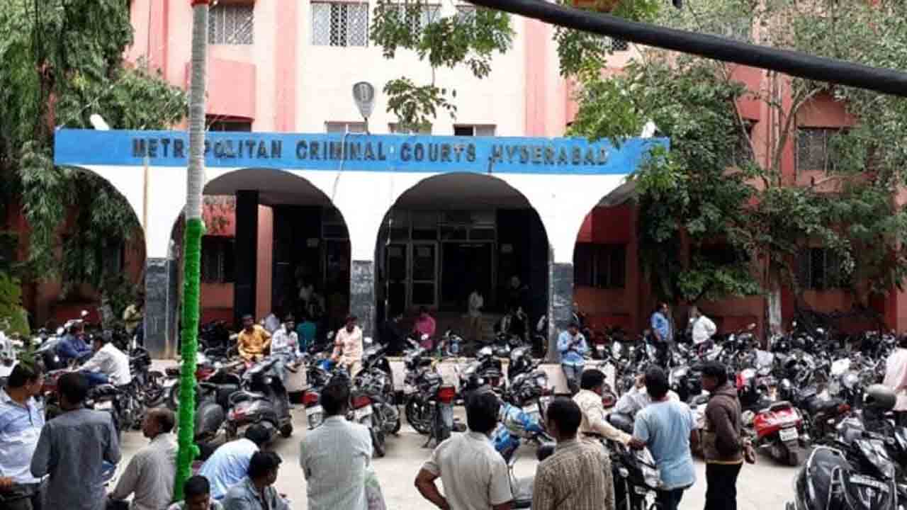 నాంప‌ల్లి కోర్టులో న్యాయ‌వాదిపై నిందితుడి దాడి