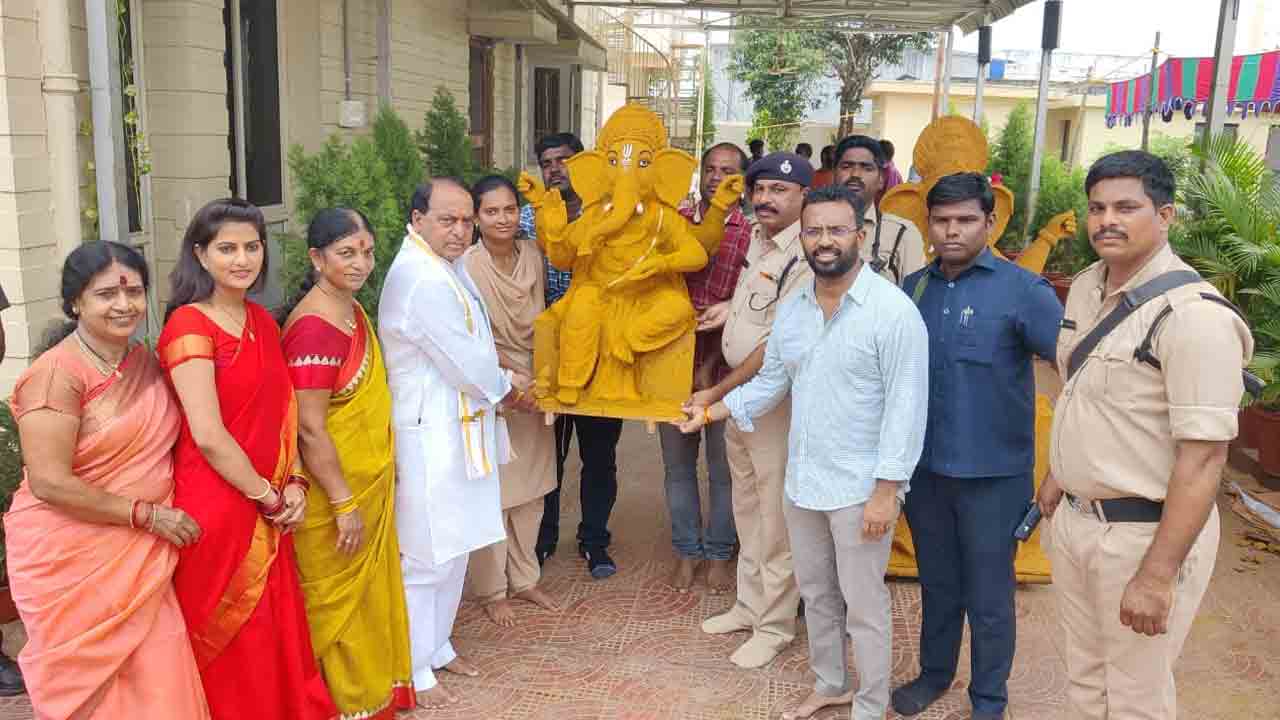 పర్యావరణహిత విగ్రహాలనే పూజించండి : మంత్రి ఇంద్రకరణ్ రెడ్డి