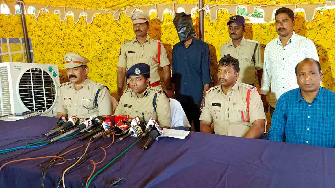 ప్రేమ పేరుతో యువతిపై దాడి చేసిన నిందితుడు అరెస్ట్ : ఎస్పీ రెమా రాజేశ్వరి