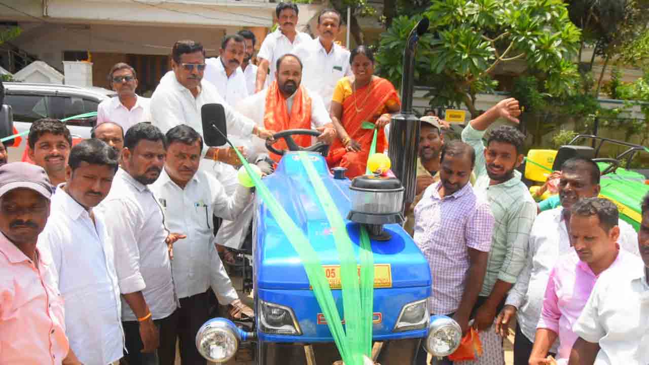 దళితబంధు యూనిట్లను పంపిణీ చేసిన ఎమ్మెల్యే భూపాల్‌ రెడ్డి