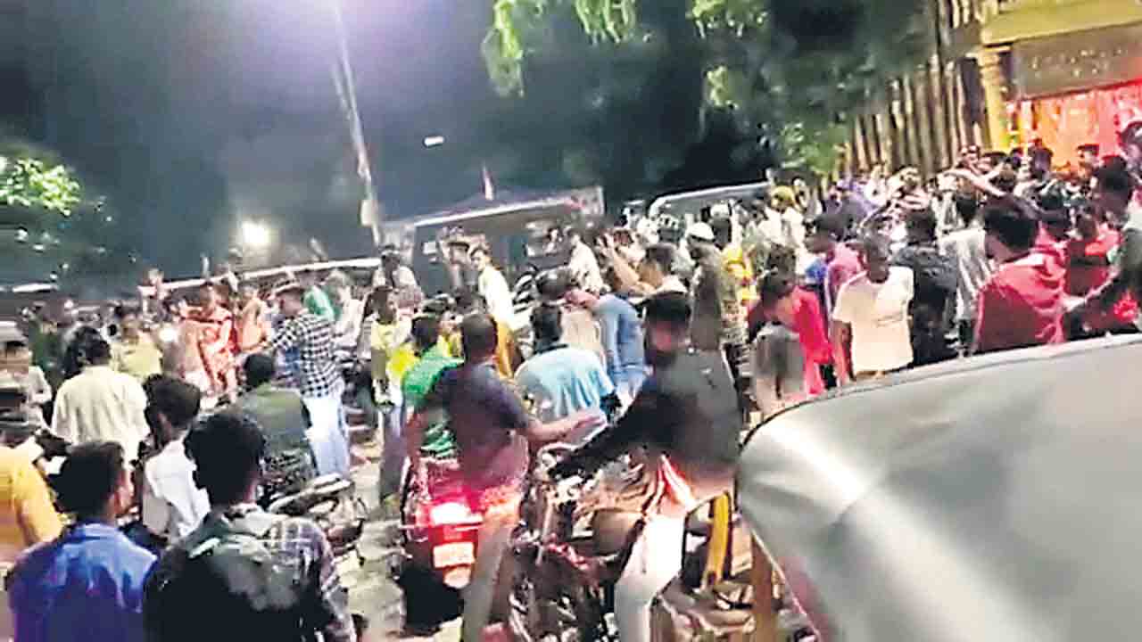 పాతబస్తీలో ఉద్రిక్త పరిస్థితులు