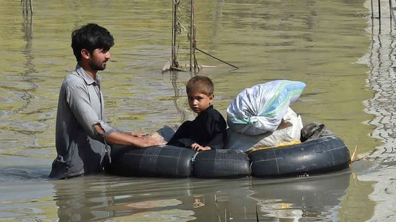 పాకిస్థాన్లో వరదలు.. 10 బిలియన్ల డాలర్ల నష్టం