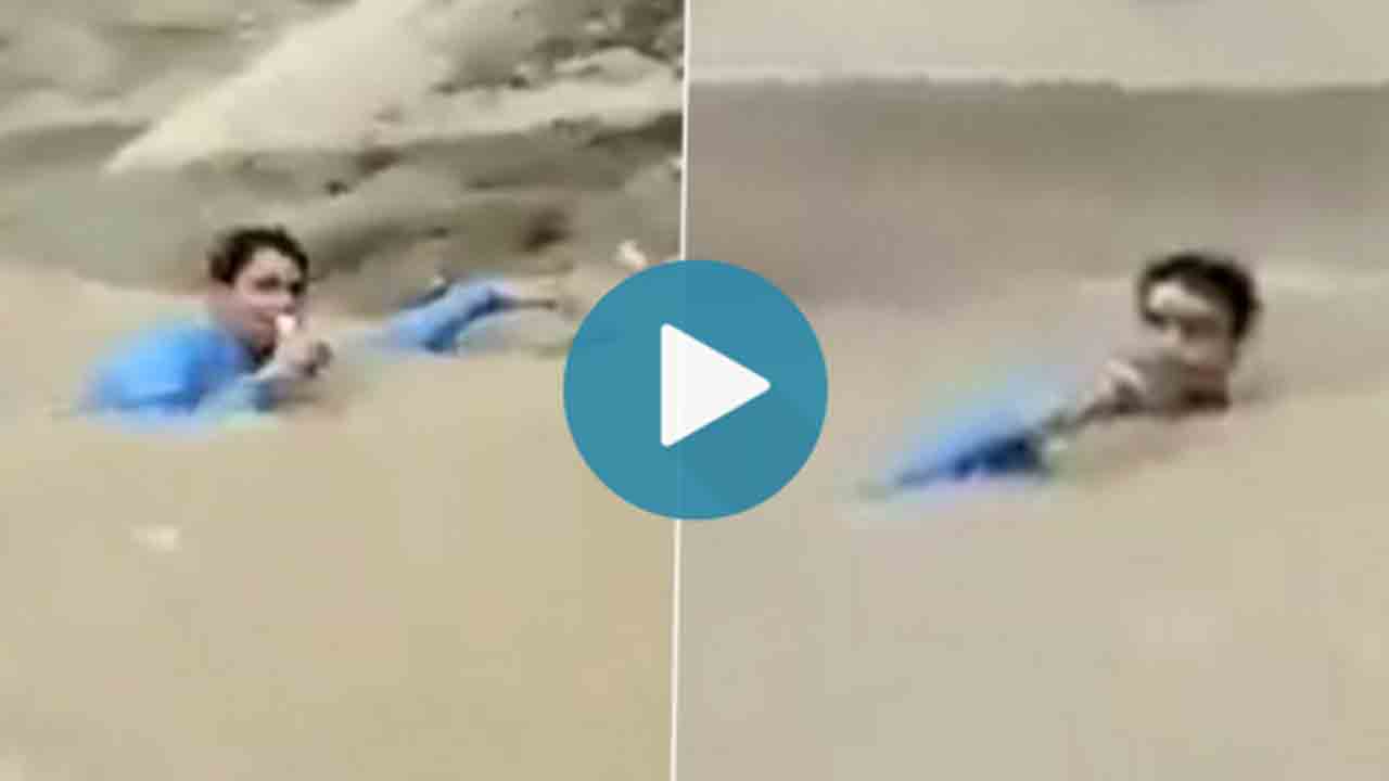 Viral video: లైవ్ రిపోర్టింగ్ అంటే ఇదే.. మెడ‌లోతు నీటిలో నిల్చుండి న్యూస్‌ క‌వ‌రేజ్‌!!