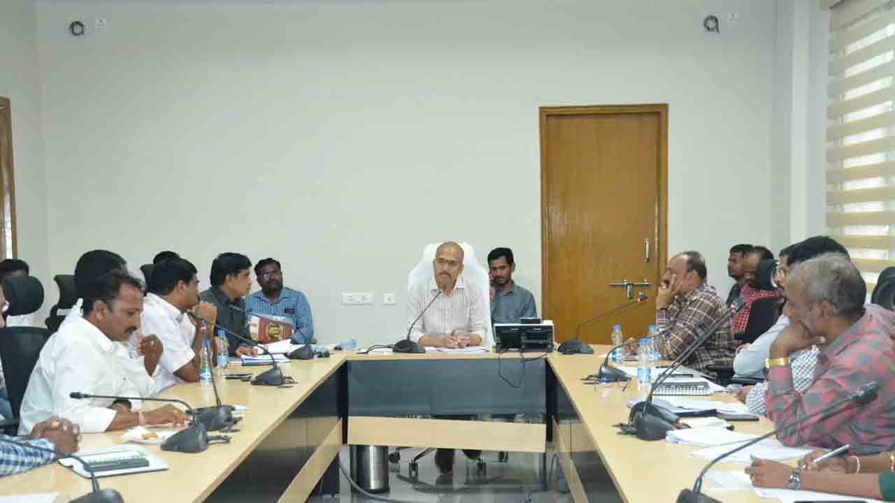 డబుల్‌ బెడ్‌ రూమ్‌ ఇండ్లకు అన్ని సౌకర్యాలు కల్పించాలి : కలెక్టర్‌ పాటిల్‌