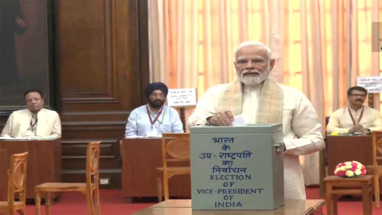 ఉప‌రాష్ట్ర‌ప‌తి ఎన్నిక‌.. ఓటేసిన మోదీ