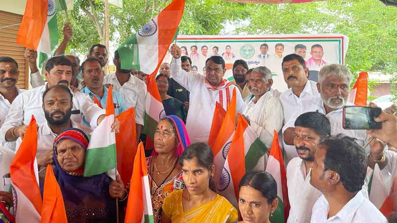 జాతీయ జెండాలను పంపిణీ చేసిన స్పీకర్ పోచారం