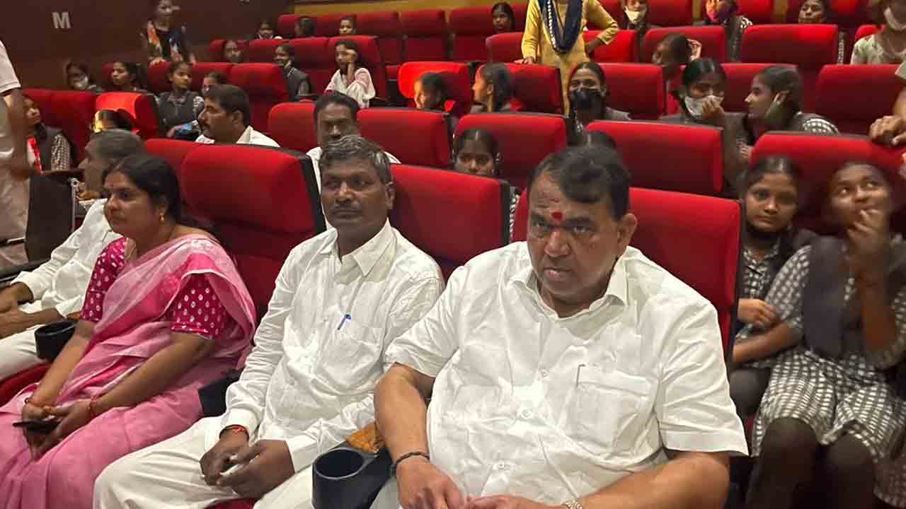 విద్యార్థులతో కలిసి గాంధీ మూవీని వీక్షించిన స్పీకర్ పోచారం