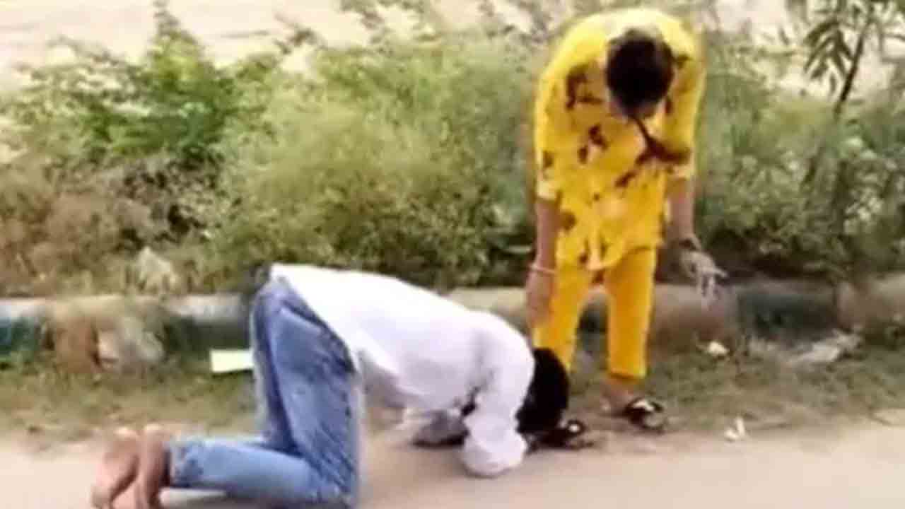 Viral video: అమ్మాయిల వెంట ప‌రుగెత్తి.. కాళ్ల‌పై ప‌డి.. ఓట్ల‌కోసం విద్యార్థి నాయ‌కుల తిప్ప‌లు!