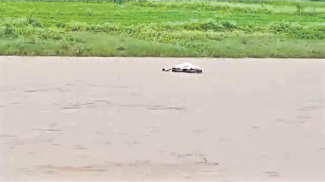 శవాన్ని ట్యూబుకు కట్టి.. నది దాటించి..