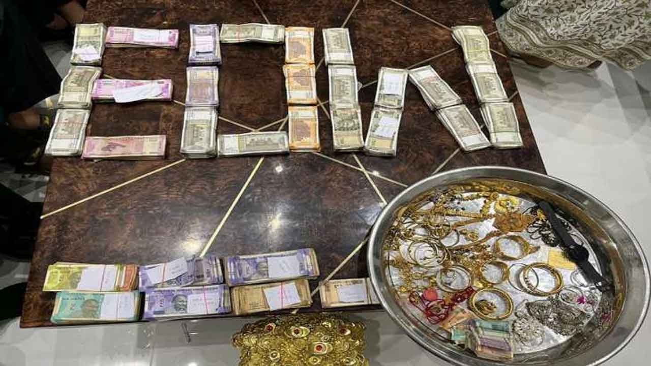 ఆర్టీవో అధికారి ఇంట్లో సోదాలు.. 16 ల‌క్ష‌ల న‌గ‌దు సీజ్