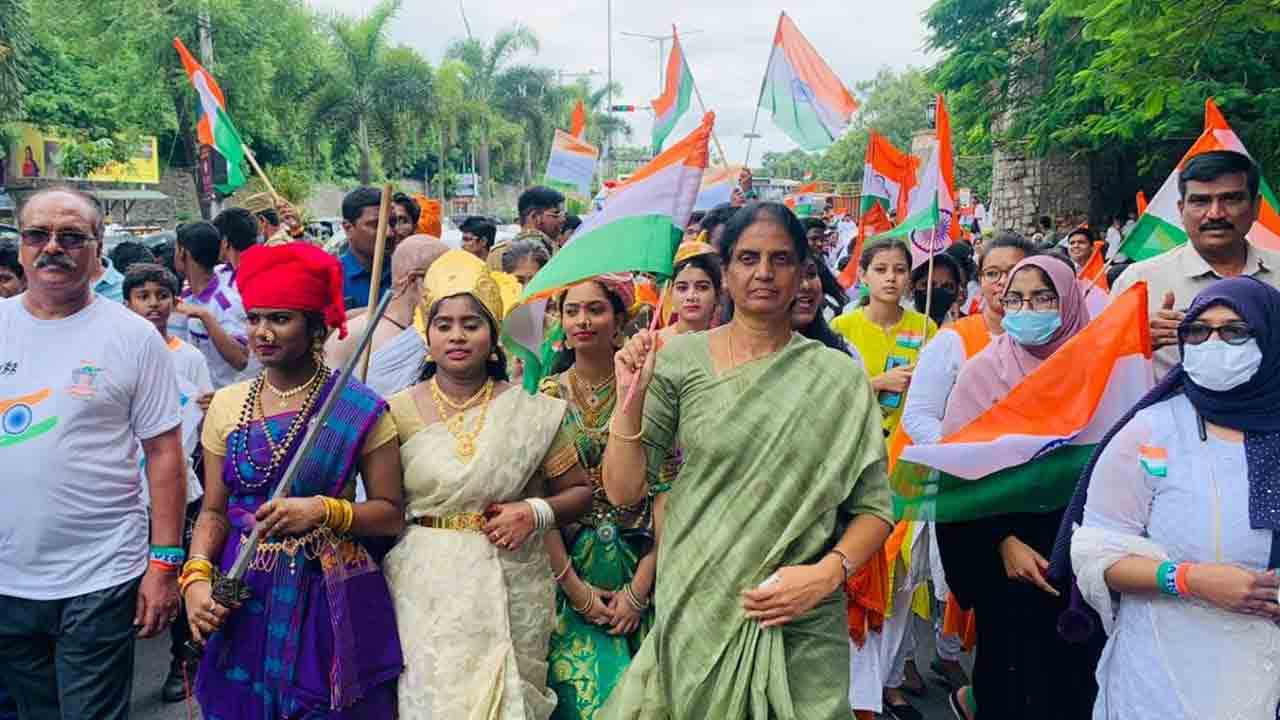 కాన్వాయ్‌ ఆపి..తిరంగా ర్యాలీలో పాల్గొన్న మంత్రి సబితా ఇంద్రారెడ్డి