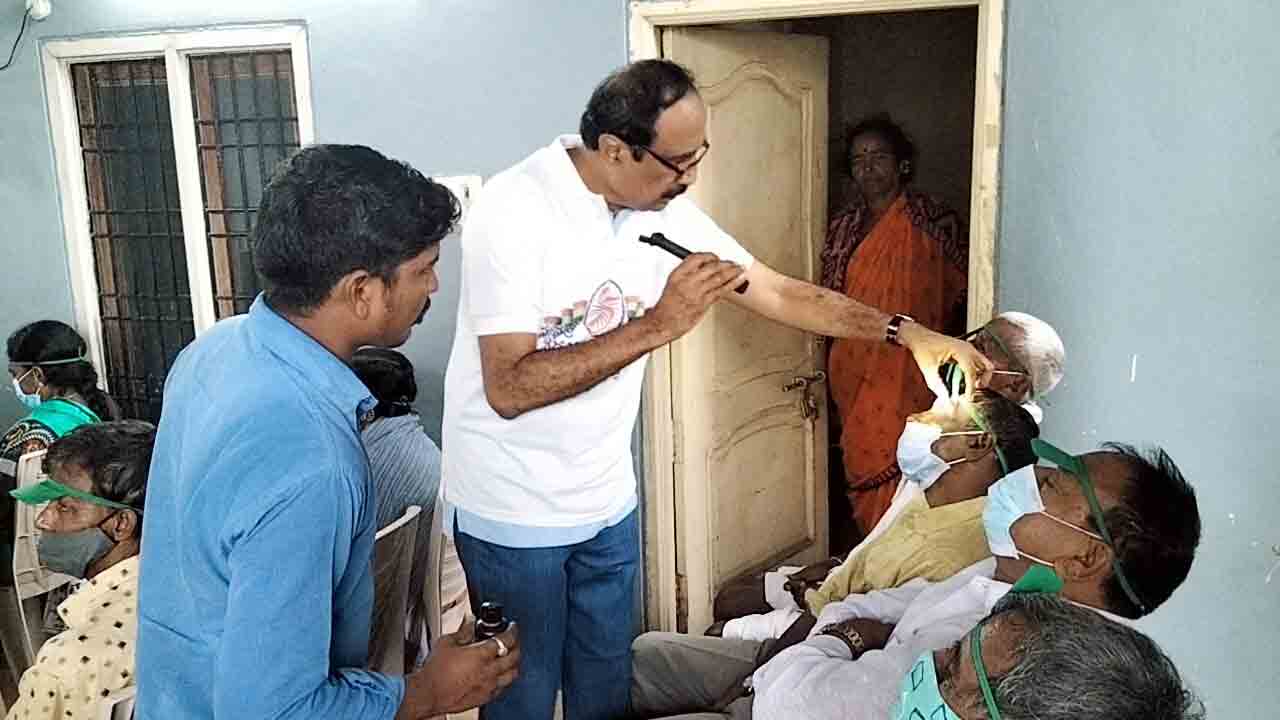 నిరుపేదలకు ఉచిత కంటి ఆపరేషన్లు చేసిన డా. ఎమ్మెల్యే సంజయ్ కుమార్