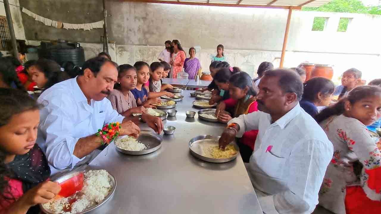బాలికల గురుకుల పాఠశాలను ఆకస్మిఖంగా తనిఖీ చేసిన ఎమ్మెల్యే సంజయ్‌ కుమార్‌
